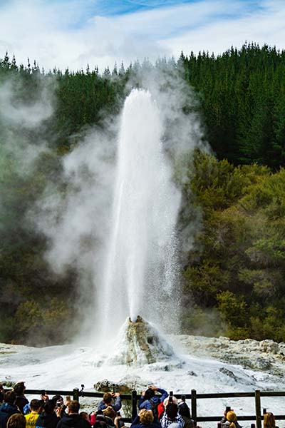 火山口下的罗托鲁阿(Rotorua)