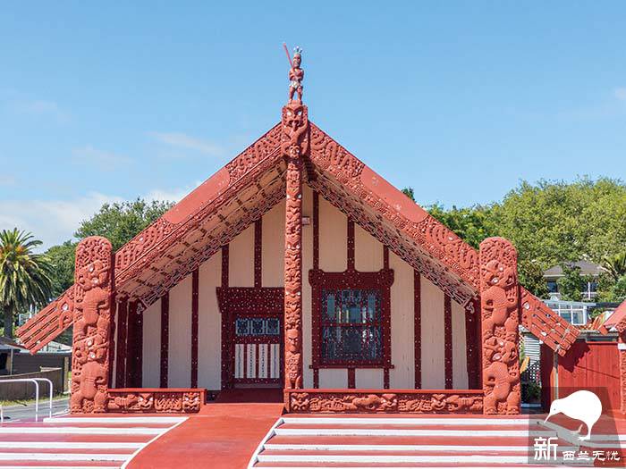 火山口下的罗托鲁阿(Rotorua)