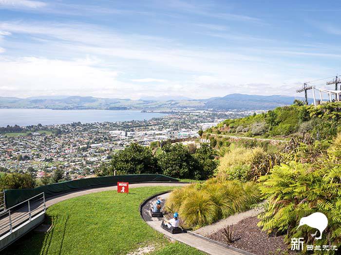 火山口下的罗托鲁阿(Rotorua)
