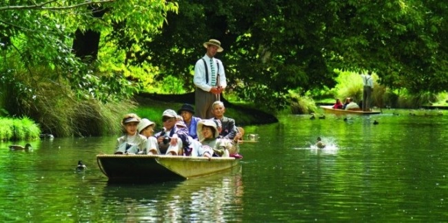 基督城,在美丽的雅芳河(Avon River)上乘船泛舟