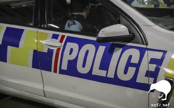 三人在入室行窃和警察追捕后被捕